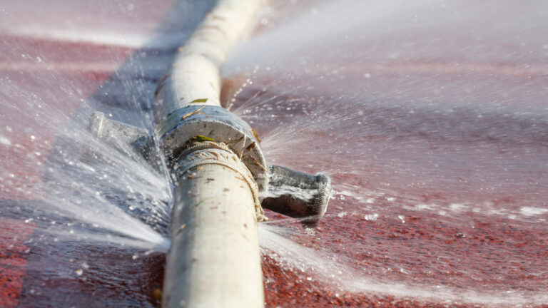 Eau giclant hors d'un tuyau à cause de la pression