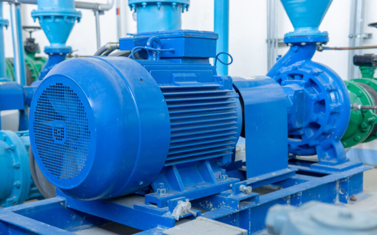 Une pompe centrifugeuse bleue