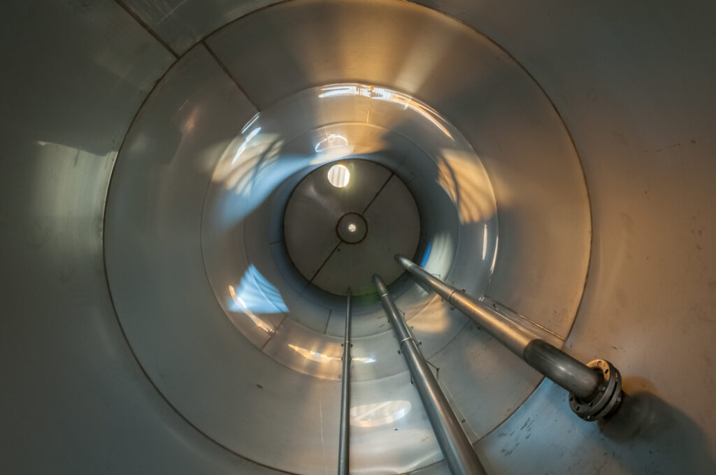 Photo de l'intérieur d'une cuve industrielle – article sur l'inertage de cuve par Le Garrec