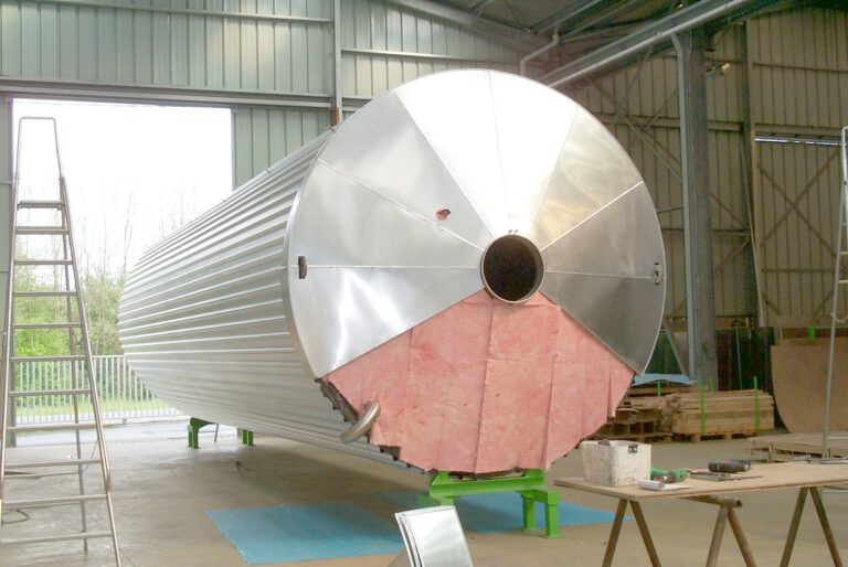 Image d'une cuve industrielle entreposée dans un atelier pour illustrer l'article sur la norme calorifuge tuyauterie par Le Garrec